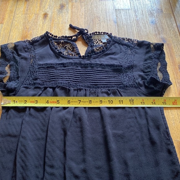 Daniel Rainn Black Flutter Sleeve Smocked Blouse. Size XS. Tie back of neck. - Picture 14 of 16